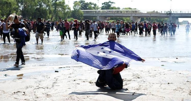 Caravana de migrantes cruza el Río Suchiate; GN los repliega