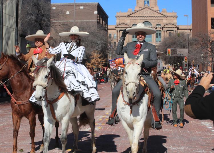 Destaca comunidad zacatecana en desfile de Fort Worth, Texas