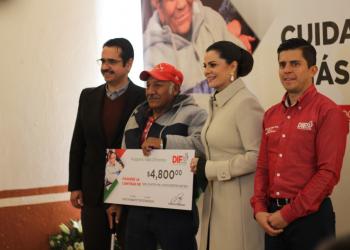 SEDIF entrega 59 apoyos económicos a adultos mayores