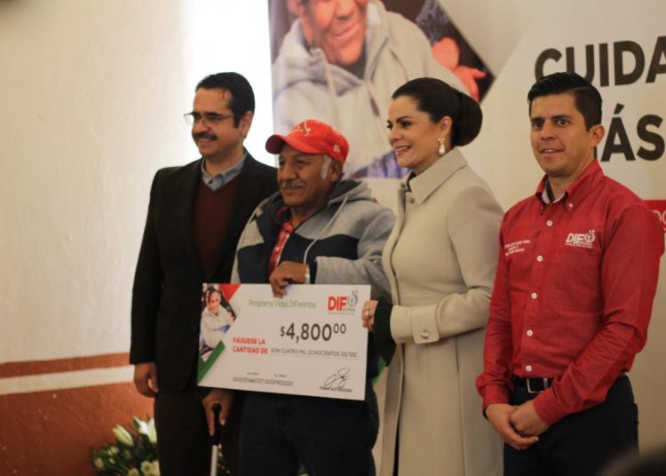 SEDIF entrega 59 apoyos económicos a adultos mayores