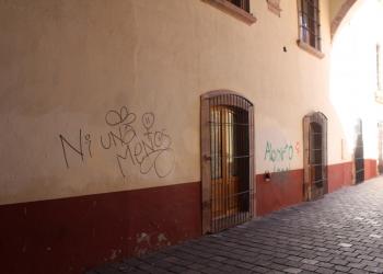 Feministas se manifiestan con pintas en centro histórico