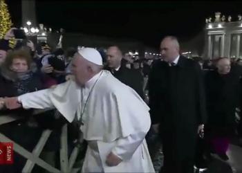 El papa se disculpa por haber “perdido la paciencia” con fiel insistente