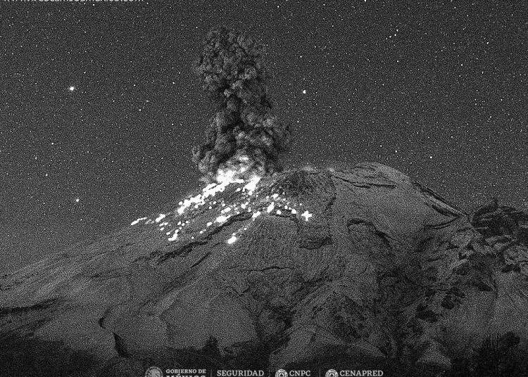 Explosión en Popocatépetl con material incandescente