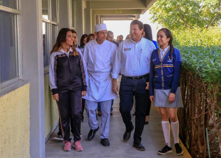 Secampo entrega paquete tecnológico para huerto escolar a Cetis 114