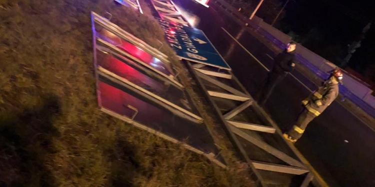 Fuertes vientos provocan caída de árboles y espectaculares: FOTOS