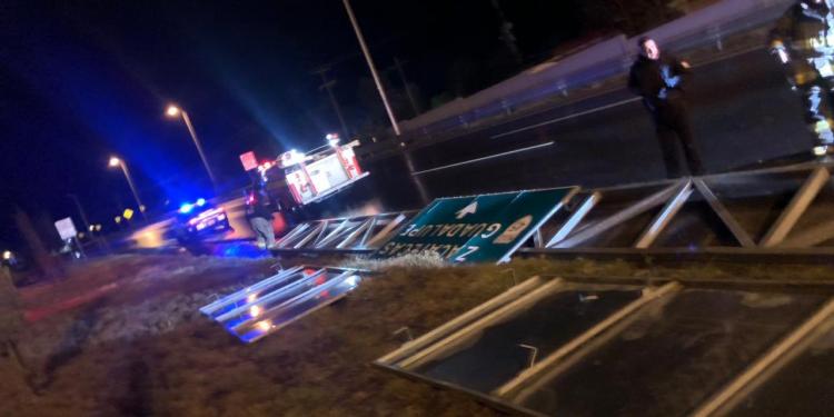 Fuertes vientos provocan caída de árboles y espectaculares: FOTOS