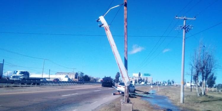 Fuertes vientos provocan caída de árboles y espectaculares: FOTOS