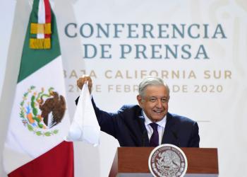 AMLO critica a conservadores que ahora “son feministas”