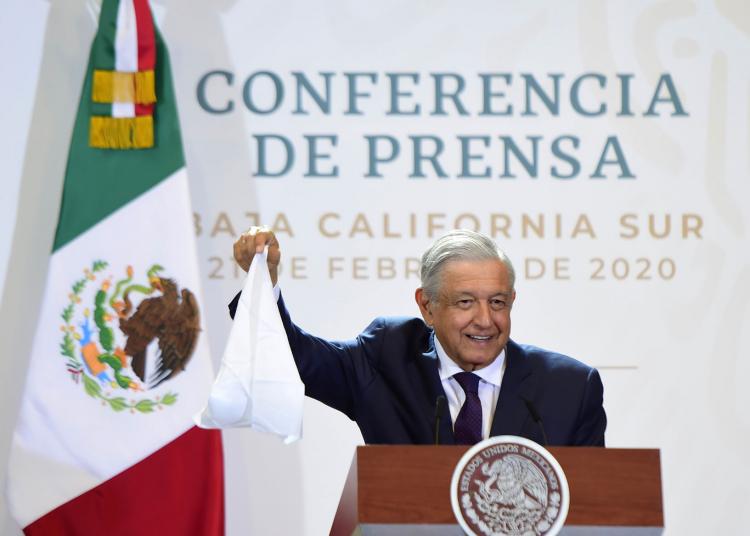 AMLO critica a conservadores que ahora “son feministas”