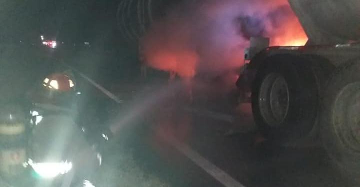 Bomberos logran sofocar incendio en neumáticos de pipa