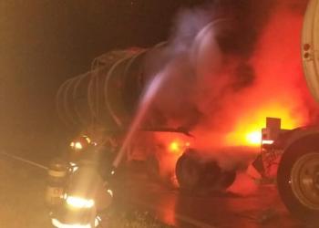 Bomberos logran sofocar incendio en neumáticos de pipa