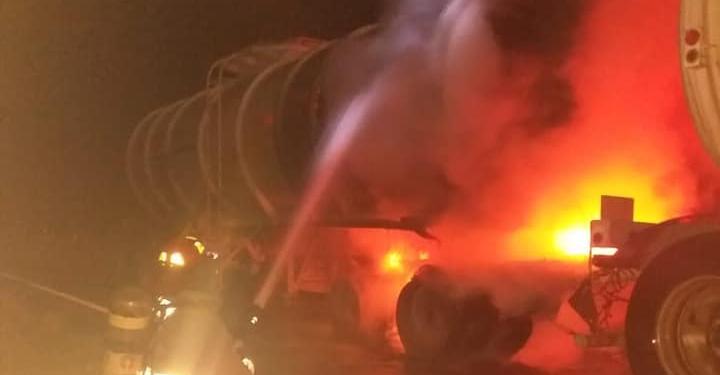 Bomberos logran sofocar incendio en neumáticos de pipa