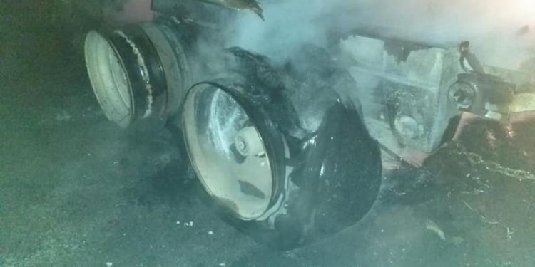 Bomberos logran sofocar incendio en neumáticos de pipa