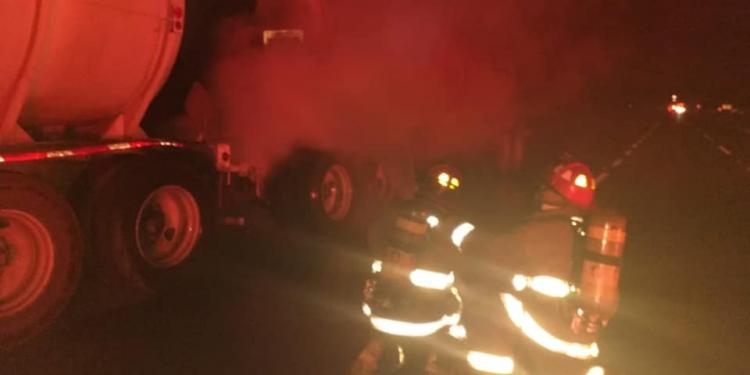 Bomberos logran sofocar incendio en neumáticos de pipa