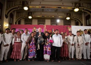 Dan instrumentos a músicos de Oaxaca en conferencia matutina