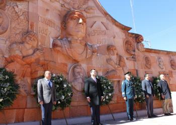 Tarde pero seguro; conmemoran día de la constitución