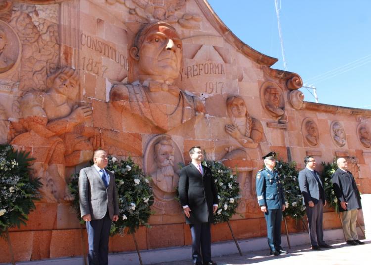 Tarde pero seguro; conmemoran día de la constitución