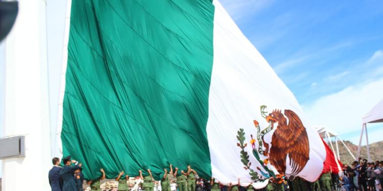 Celebran Día de la Bandera con tradicional desfile