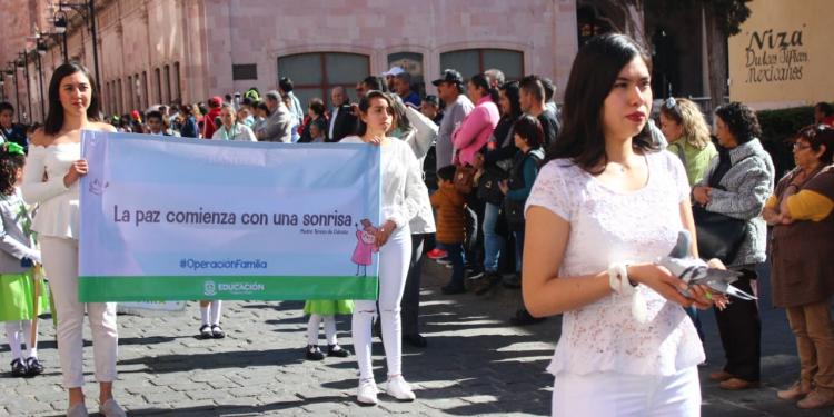Celebran Día de la Bandera con tradicional desfile