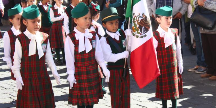 Celebran Día de la Bandera con tradicional desfile