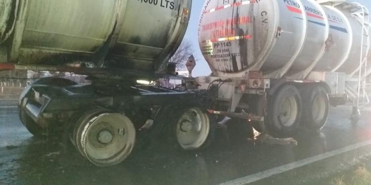 Bomberos logran sofocar incendio en neumáticos de pipa