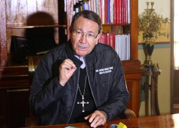 La fe está agarrada de pincitas: Obispo