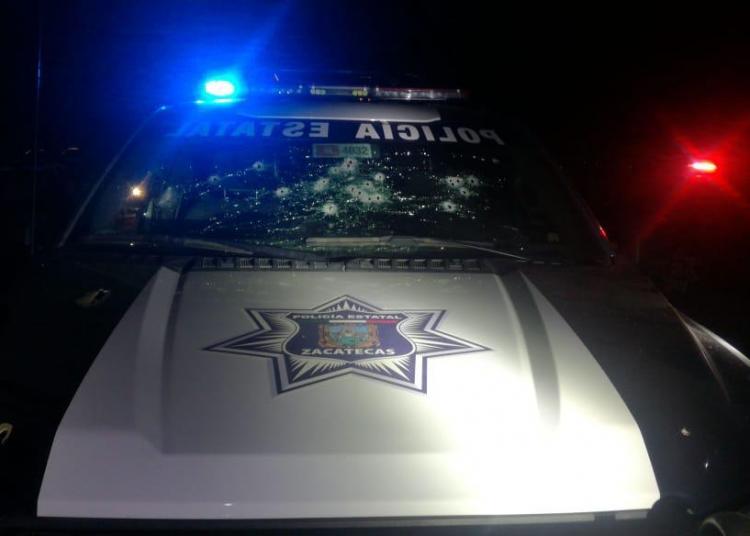 Agreden a policías estatales; dos civiles pierden la vida