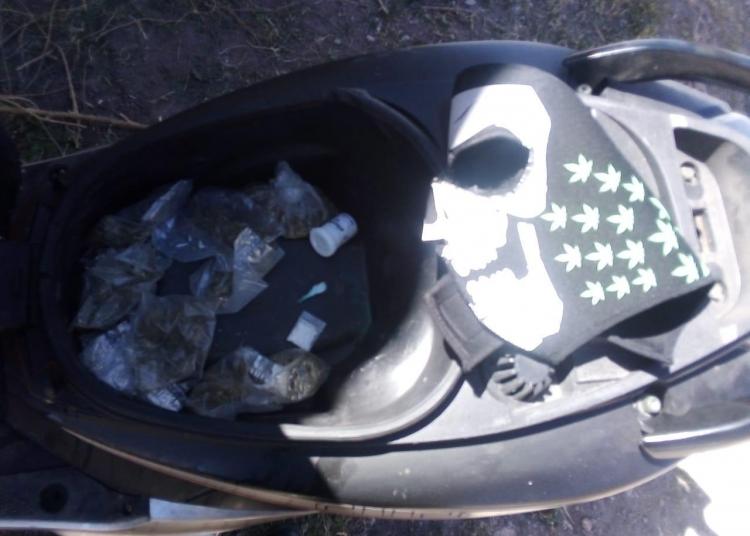 Detienen a menor edad con 8 bolsas de droga