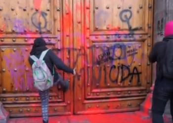 Encapuchadas se manifiestan con pintas en Palacio Nacional