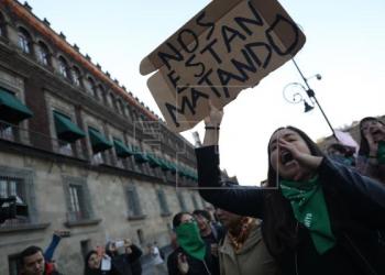 “López Obrador feminicida”, gritan mujeres frente a Palacio Nacional