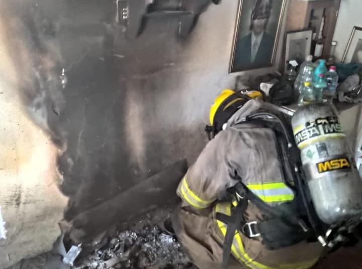 Bomberos sofocan incendio en casa habitación