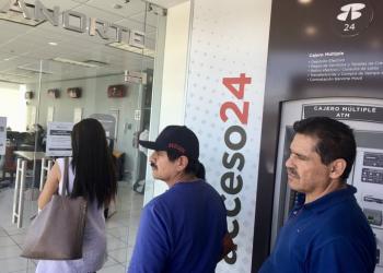 Largas filas de espera se registran en bancos de Zacatecas