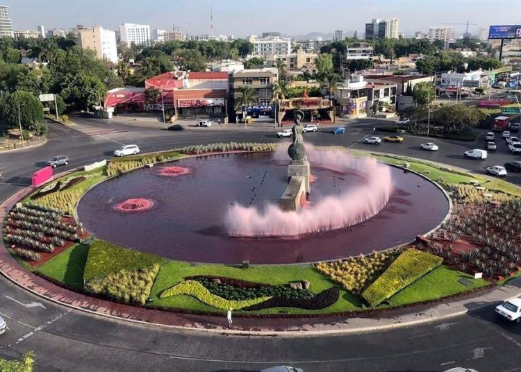Tiñen de rojo La Minerva de Guadalajara en protesta por feminicidios