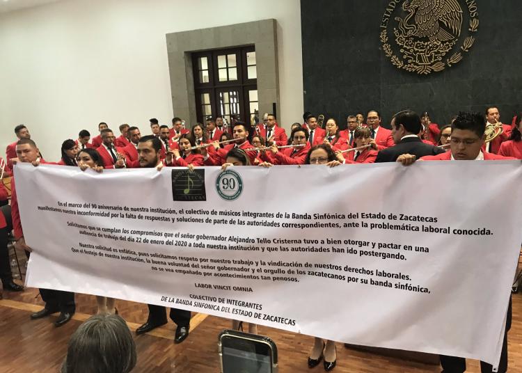 Protesta contra Tello la Banda de Música de Zacatecas durante concierto en Los Pinos
