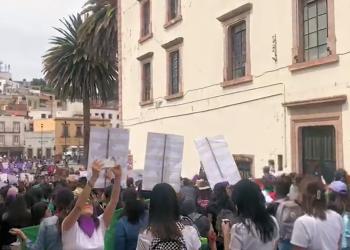Marchan mujeres contra la violencia feminicida en Zacatecas y México