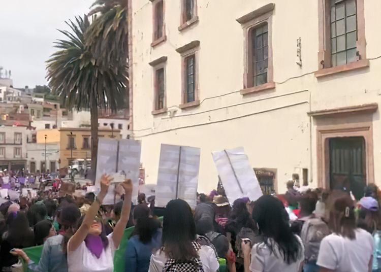 Marchan mujeres contra la violencia feminicida en Zacatecas y México