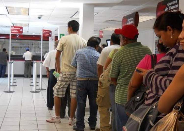 Exhorta IMSS a pensionados a no acudir a bancos el mismo día de pago
