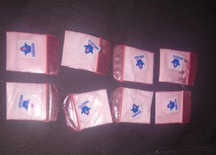 Detienen a taxista por posesión de sustancias ilícitas