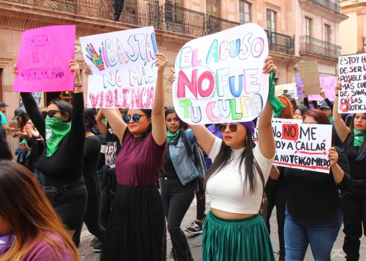 Marchan mujeres contra la violencia feminicida en Zacatecas y México