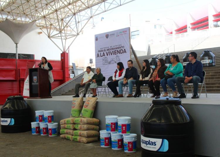 Entregan material de construcción para mejorar viviendas