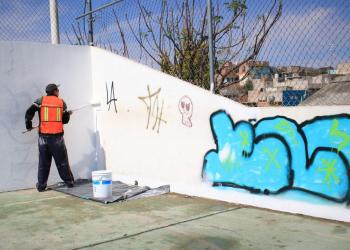 Rehabilitan cancha de futbol en Lázaro Cárdenas