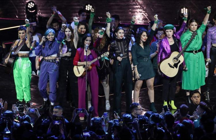 Dan voz a mujeres en su lucha contra violencia de género durante Spotify Awards