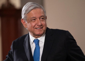 Envía AMLO a CCE lista de 15 empresarios que adeudan al SAT