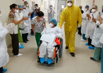 Entre aplausos sale paciente que venció al COVID-19 en Tijuana