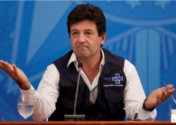 El ministro de Salud de Brasil anuncia que fue destituido por Bolsonaro. Reuters