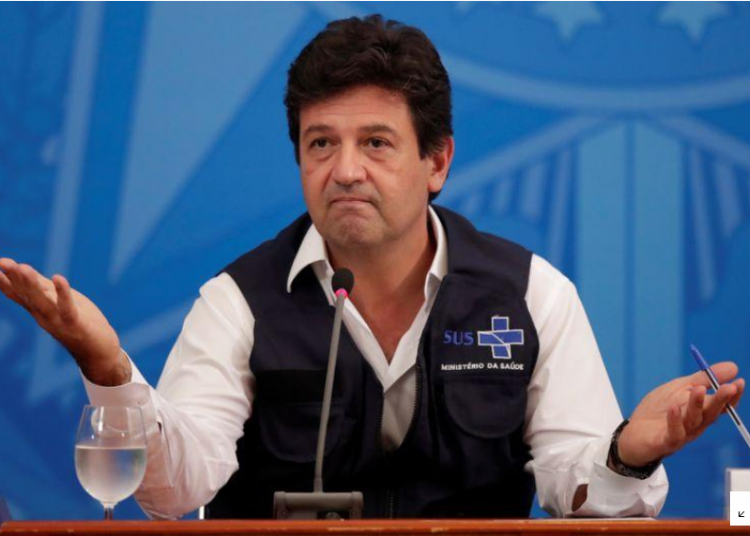 El ministro de Salud de Brasil anuncia que fue destituido por Bolsonaro. Reuters