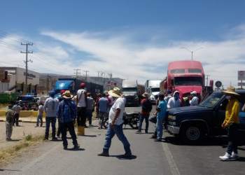 Cierran carretera, comerciantes exigen apoyos económicos por la crisis