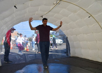 Insiste alcalde de Guadalupe en hacer uso de túneles sanitizantes