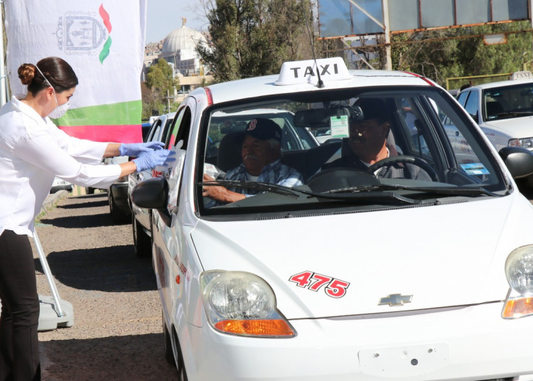 Equipa Sedif a taxistas con insumos preventivos ante el Covid-19