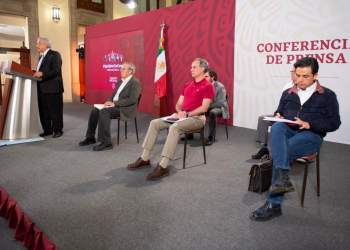 AMLO anuncia plan emergente de trabajo para médicos y enfermeras